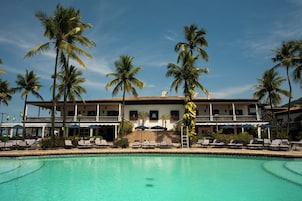 Una piscina techada, una piscina al aire libre