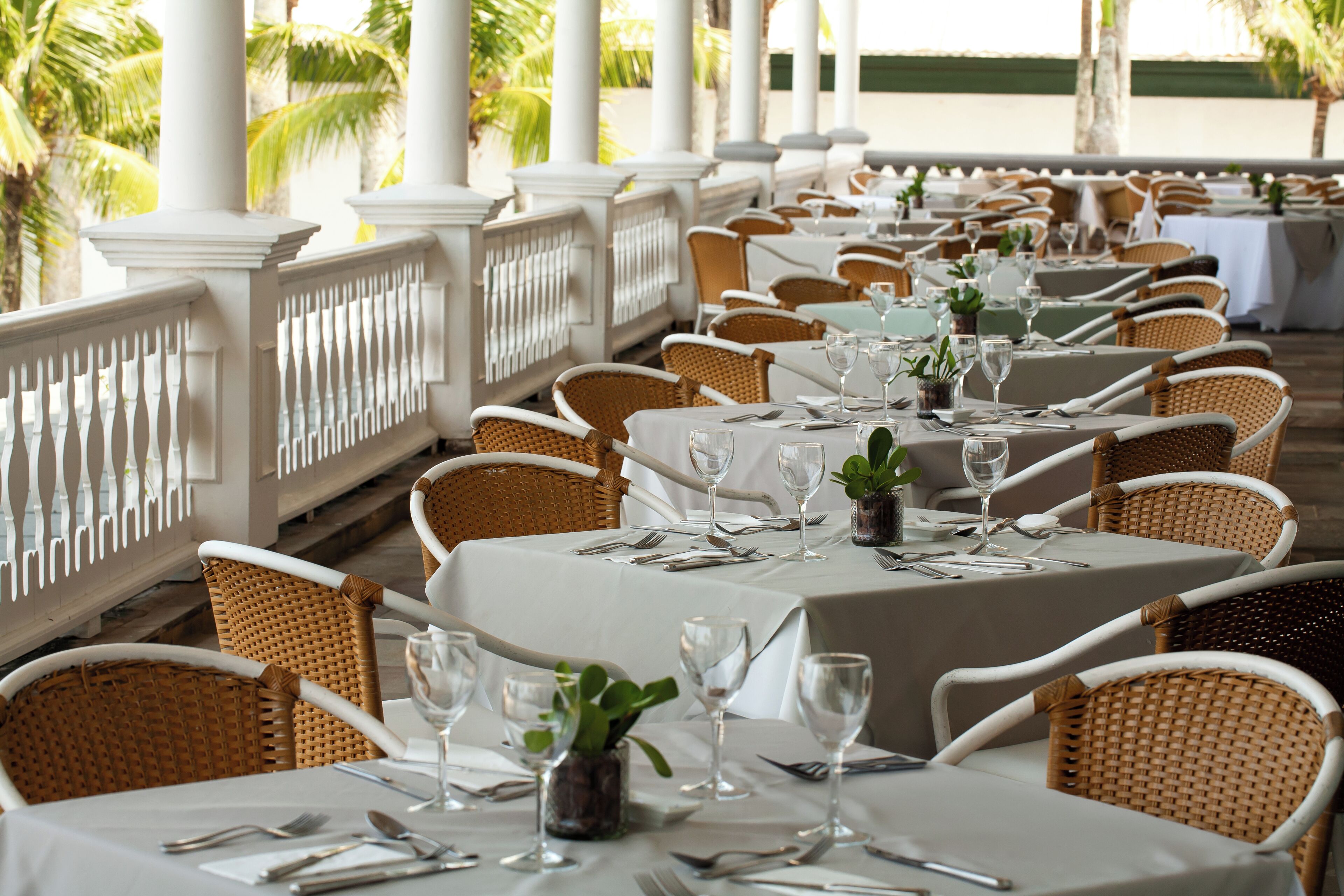 5 restaurants, breakfast served