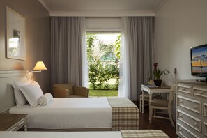 Deluxe Room | 1 bedroom, minibar, in-room safe, blackout drapes