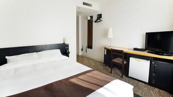 Tabla de planchar con plancha, wifi gratis y ropa de cama