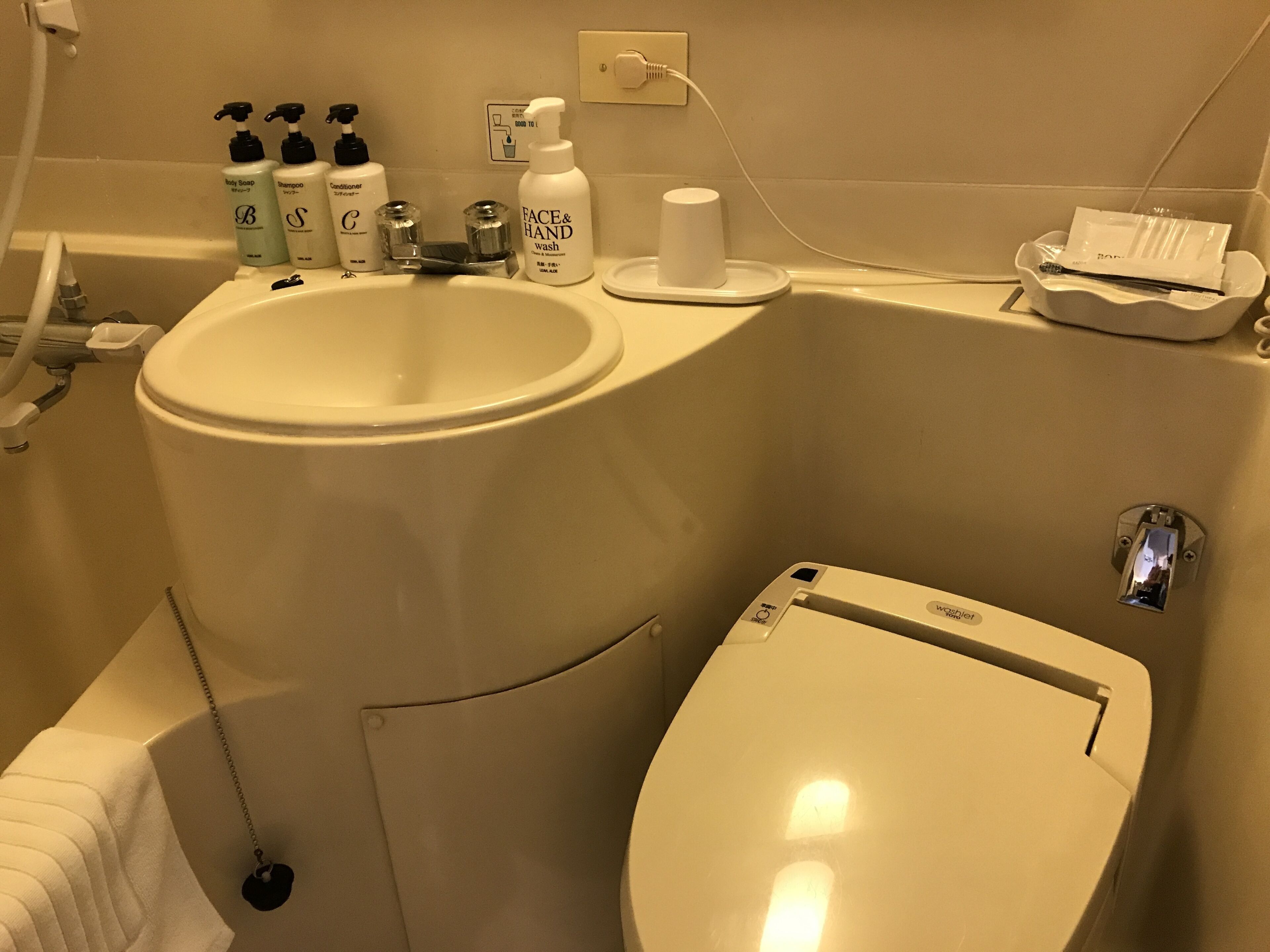 Combined shower/tub, deep soaking tub, free toiletries, hair dryer