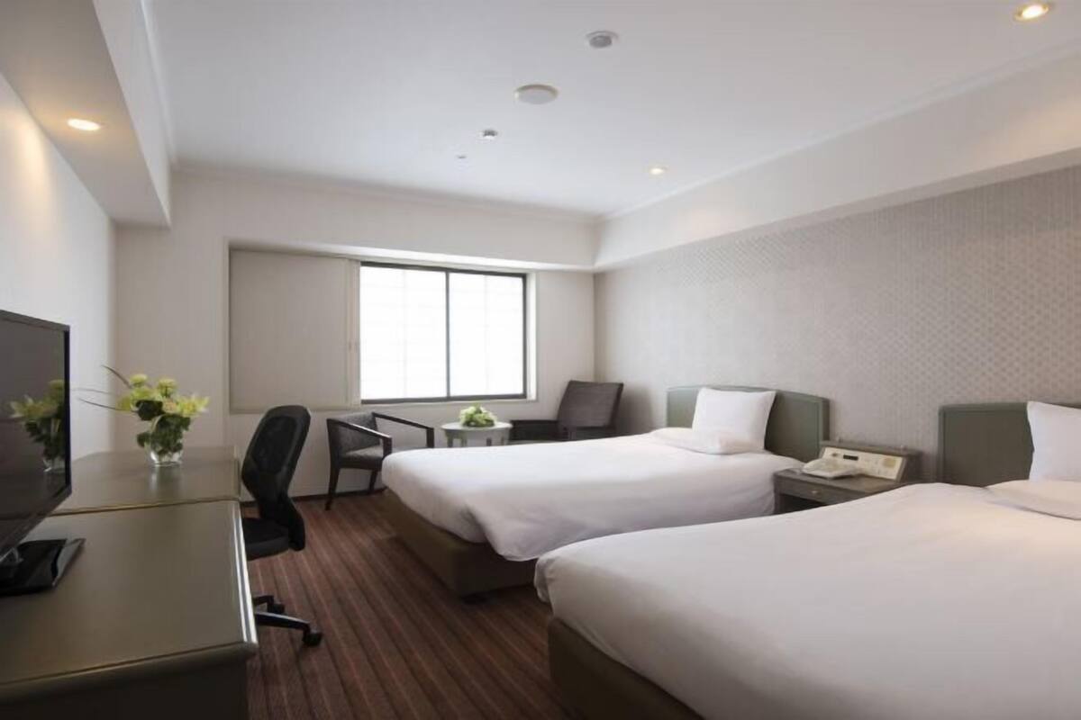 Premium bedding, in-room safe, desk, blackout curtains