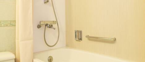 Un baño con bañera, inodoro y ducha.