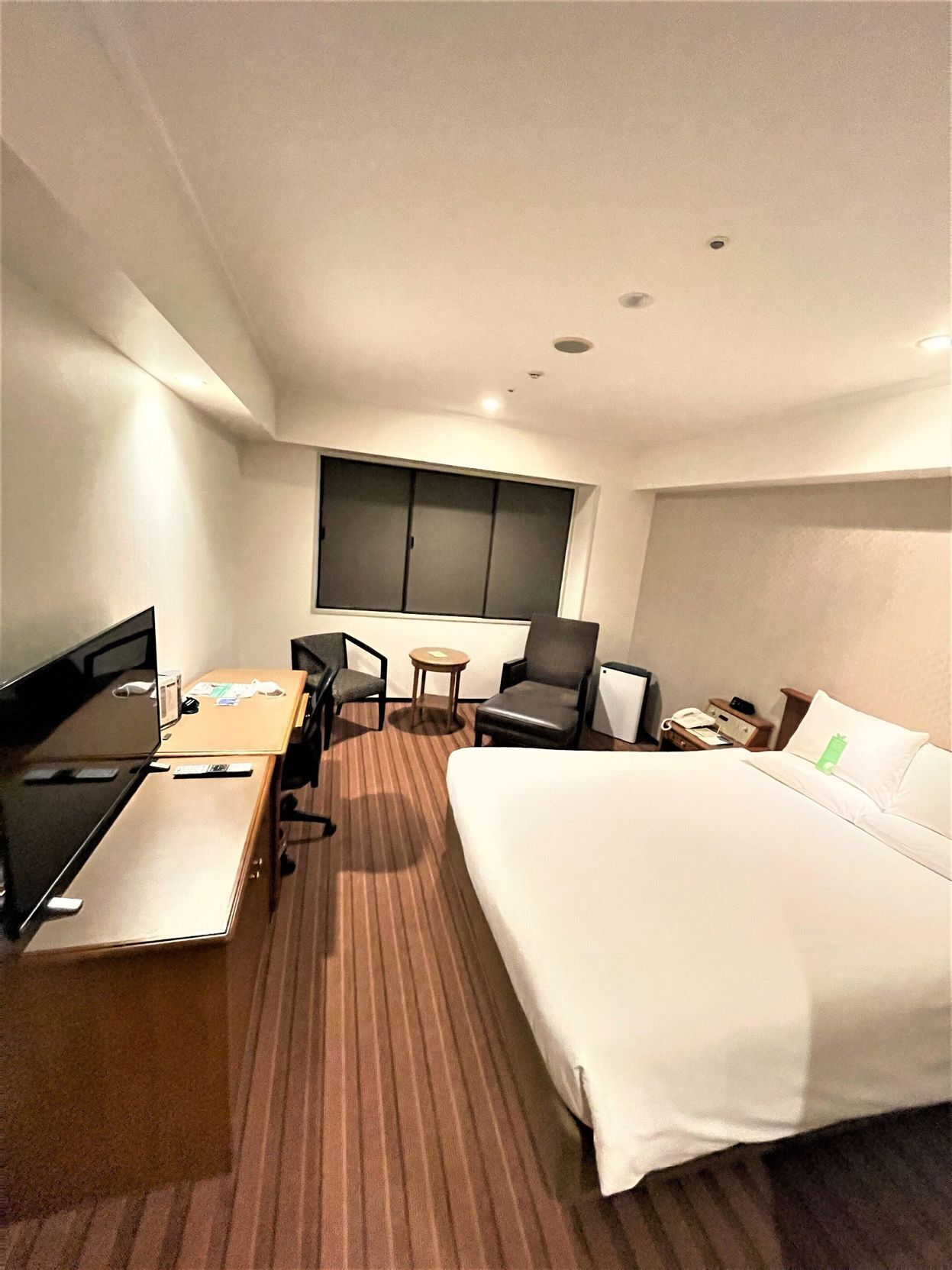 Ropa de cama de alta calidad y caja de seguridad en la habitación 