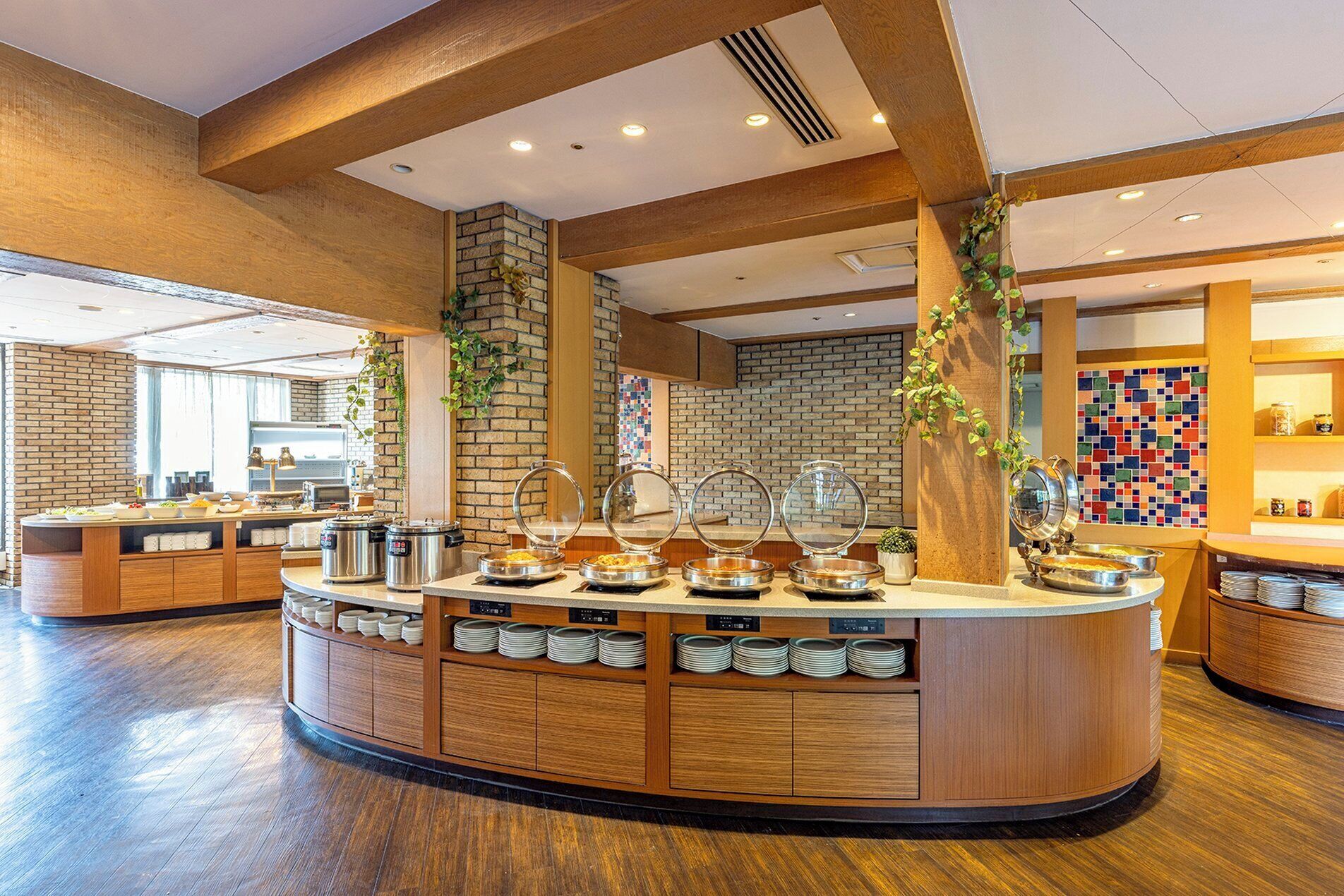 breakfast, lunch and dinner served