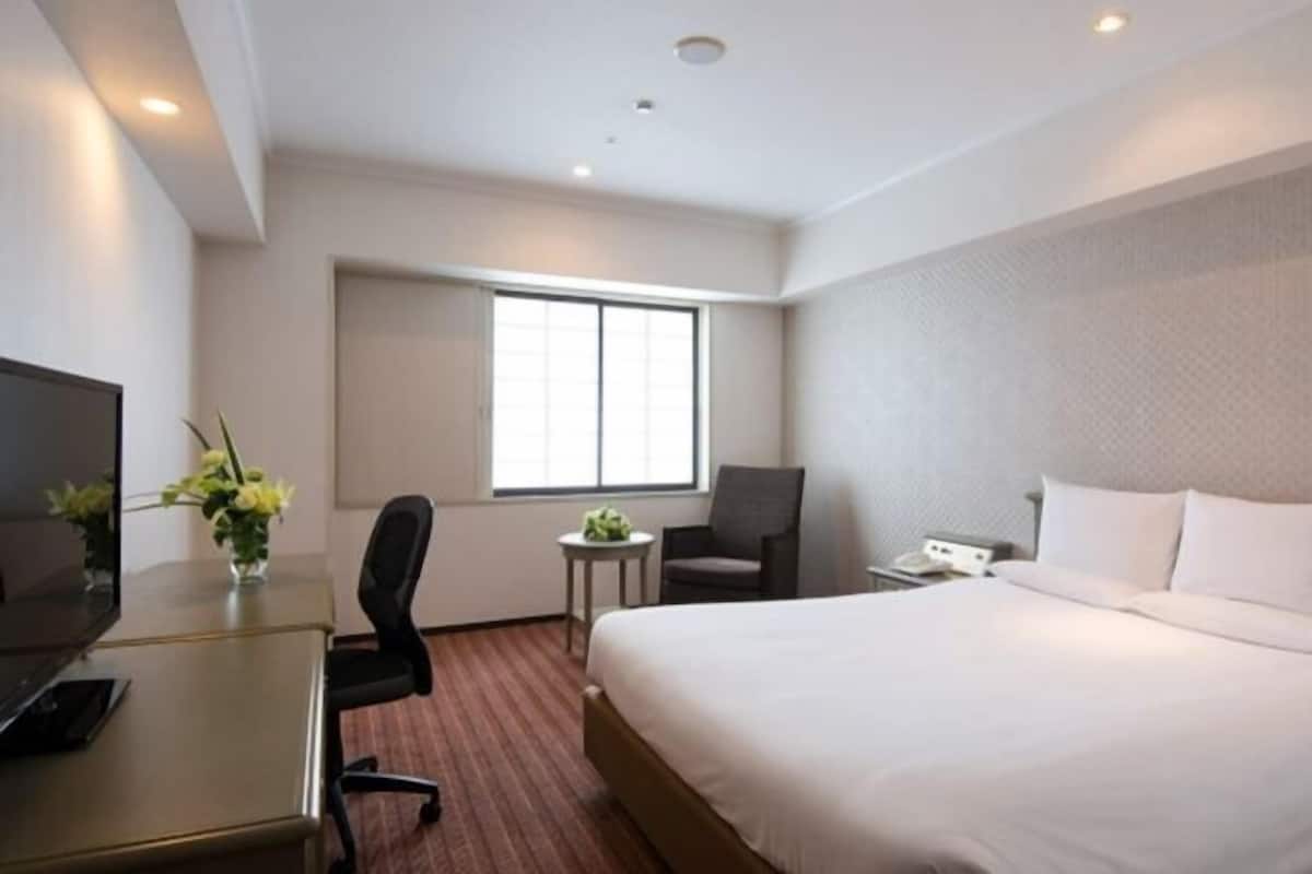 Premium bedding, in-room safe, desk, blackout curtains