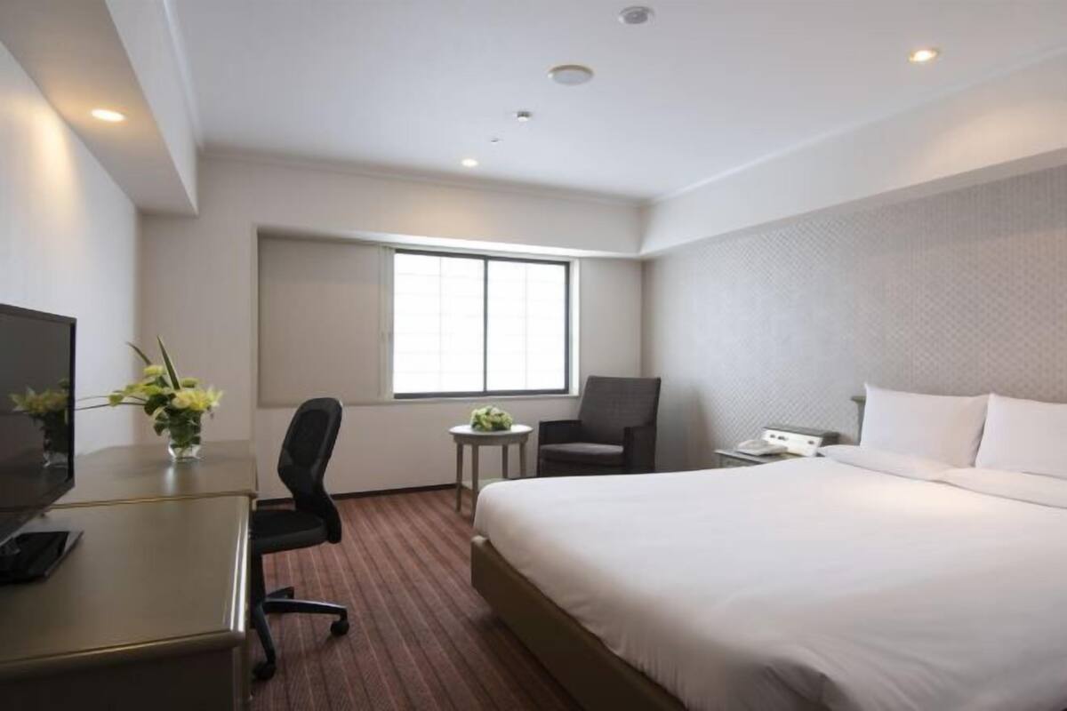 Premium bedding, in-room safe, desk, blackout curtains
