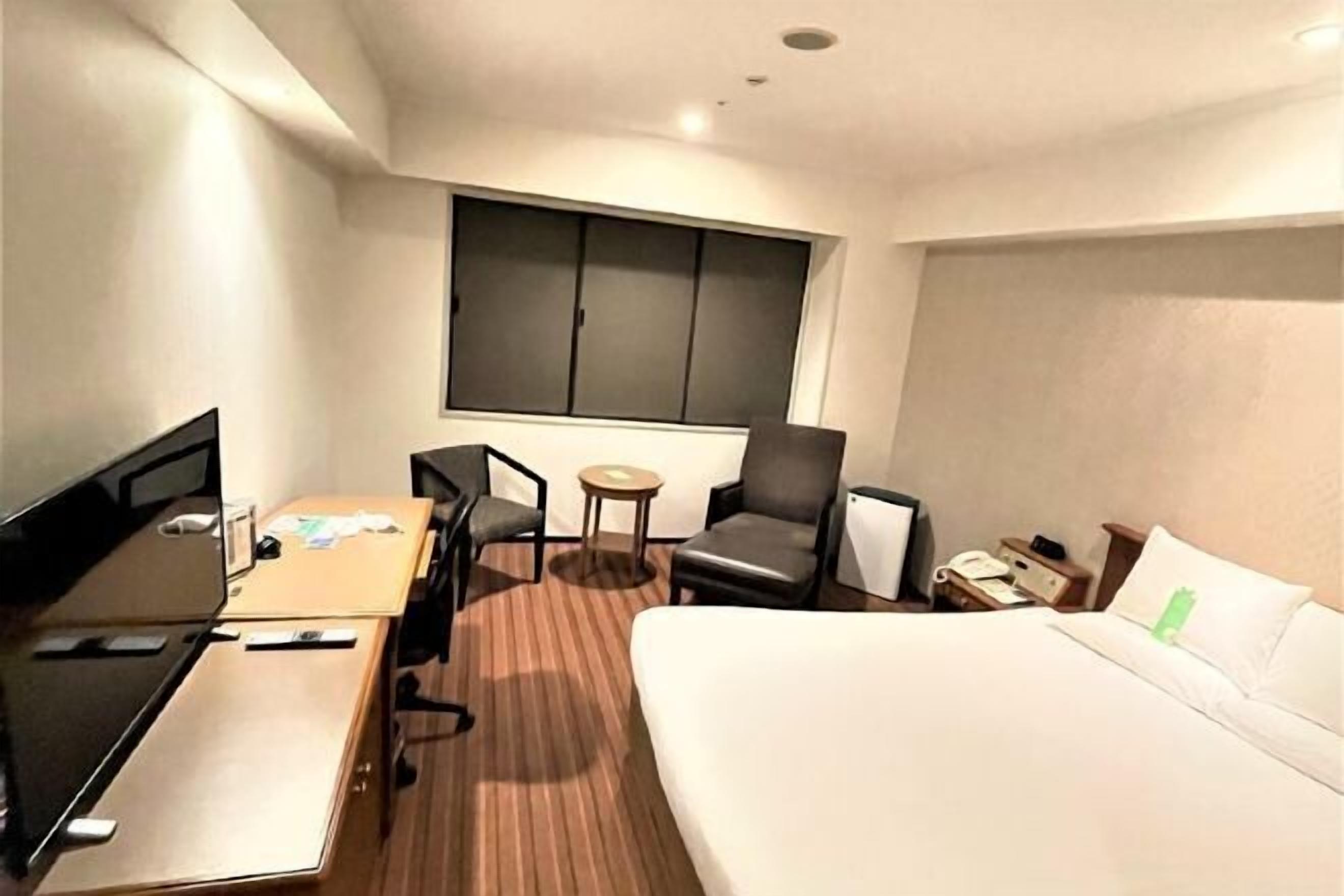 Peralatan tempat tidur premium, peti besi dalam bilik, meja 