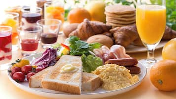 Un piatto per la colazione con pane tostato, uova, salsiccia e insalata.