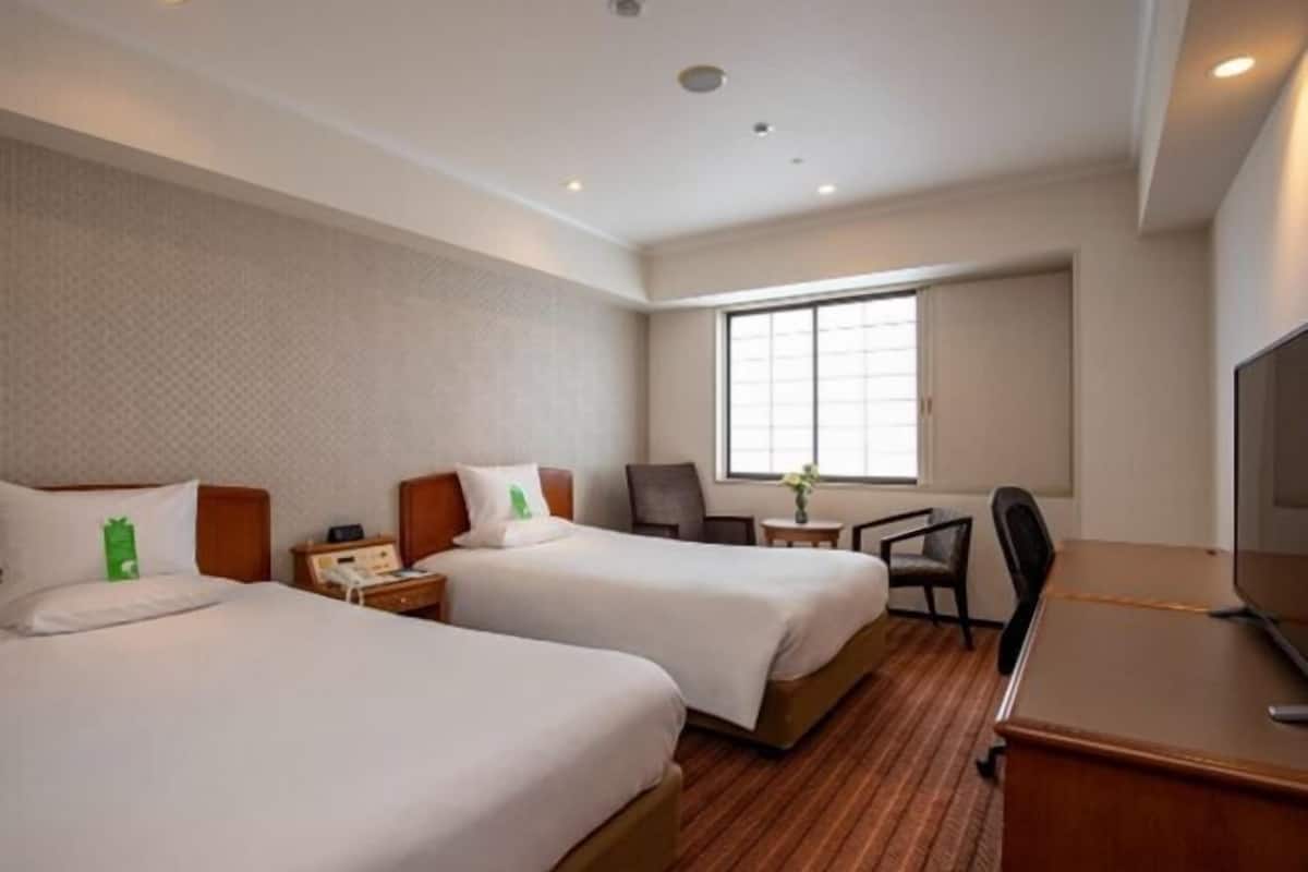Premium bedding, in-room safe, desk, blackout curtains