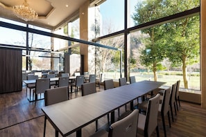 Breakfast, lunch and dinner served - International Garden Hotel Narita (Narita)