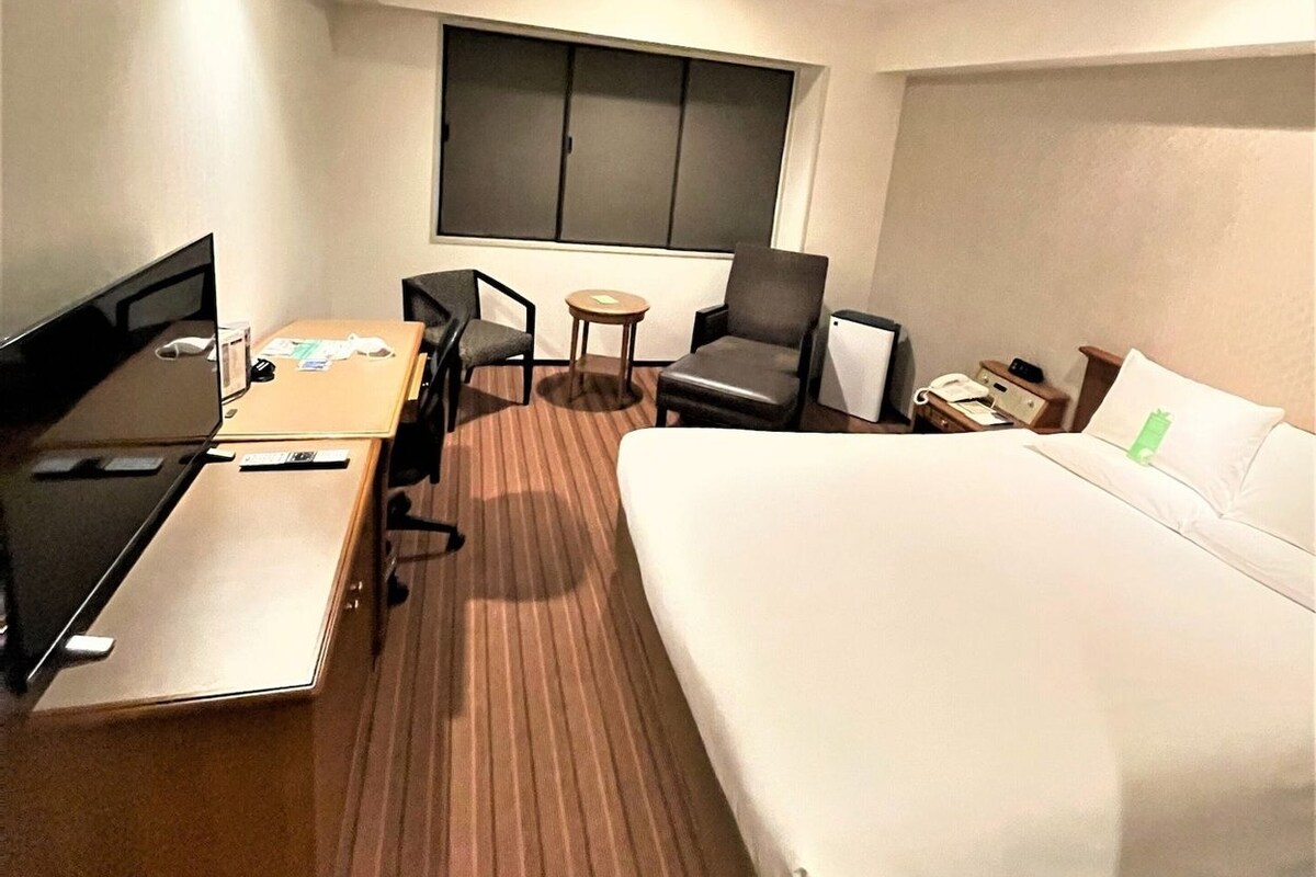 Premium bedding, in-room safe, desk, blackout curtains