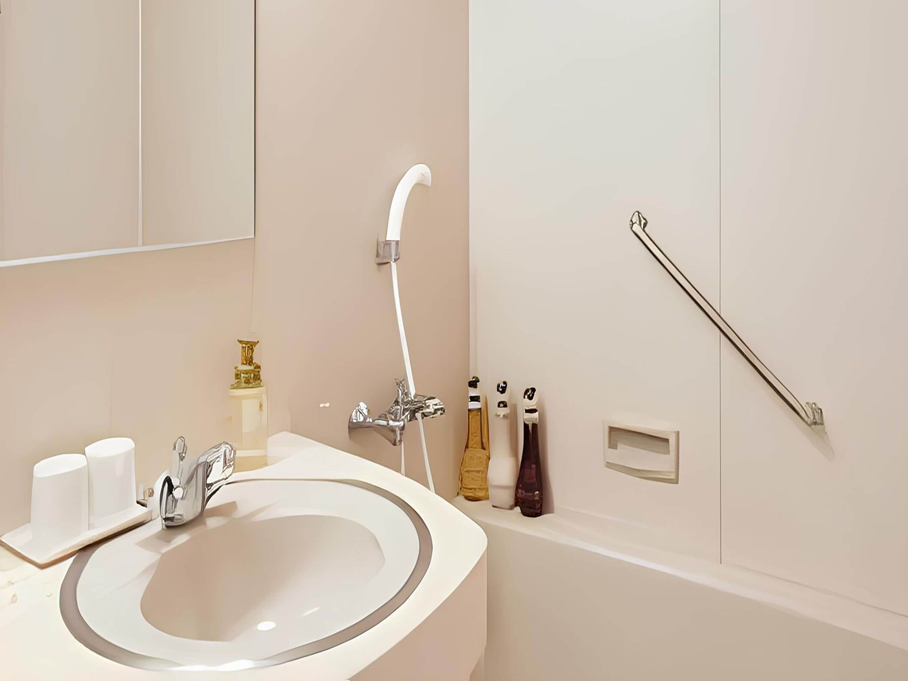 combined shower/bathtub, free toiletries, hair dryer, slippers