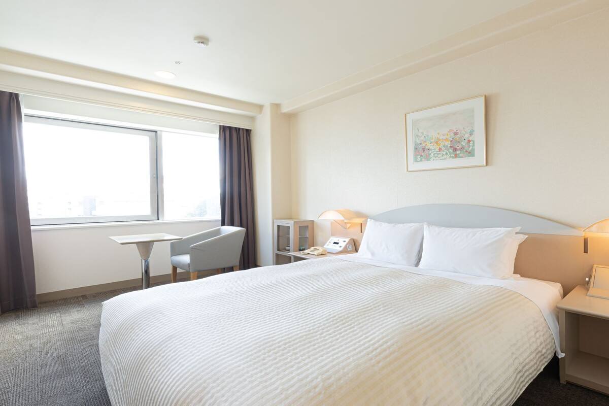 Premium bedding, in-room safe, desk, WiFi (free)