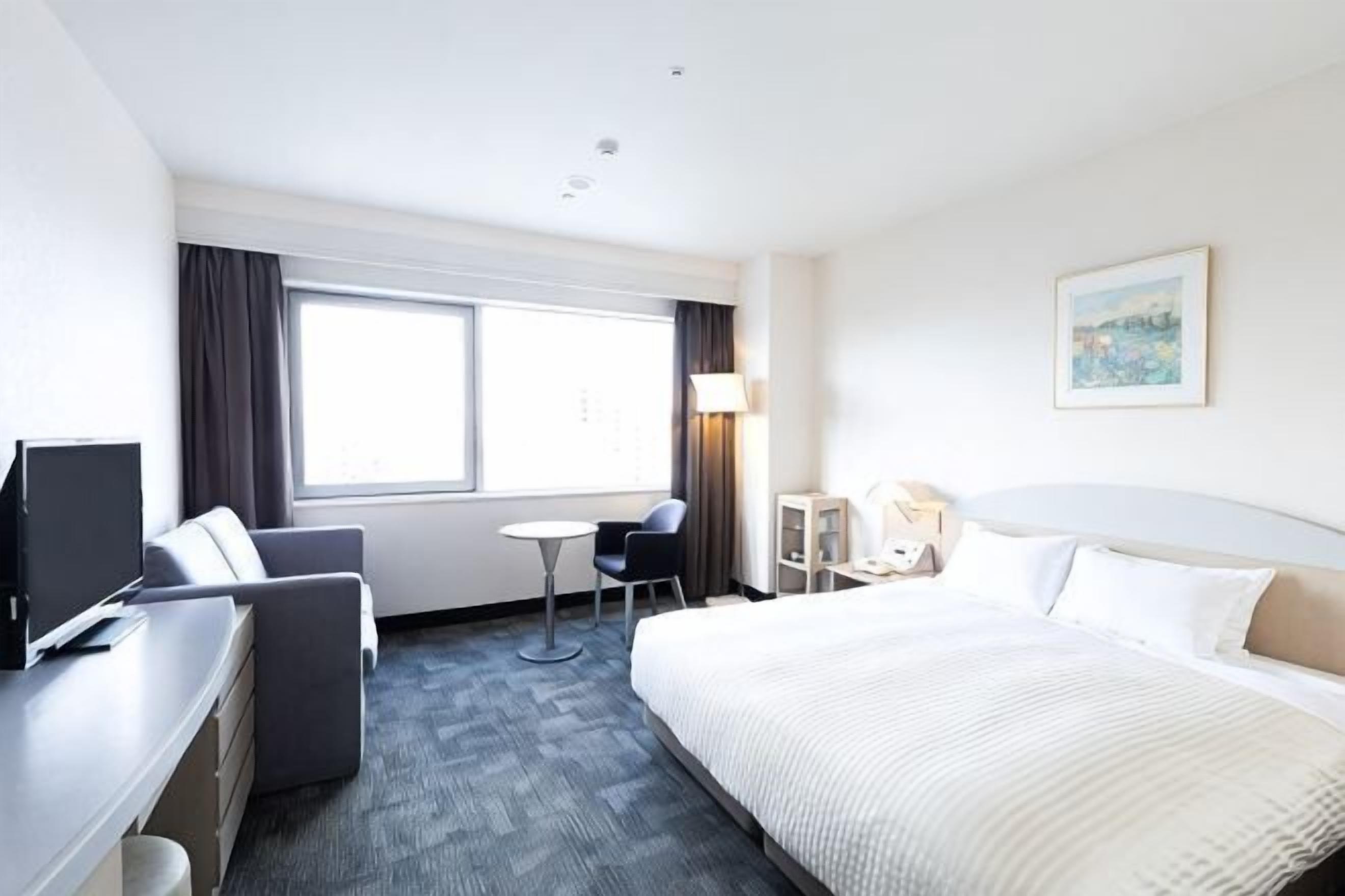 Premium bedding, in-room safe, desk, free WiFi