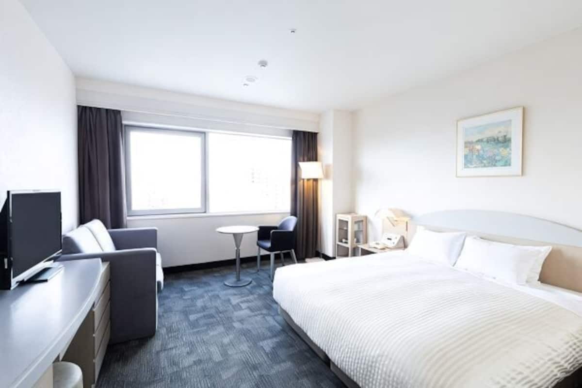 Premium bedding, in-room safe, desk, free WiFi