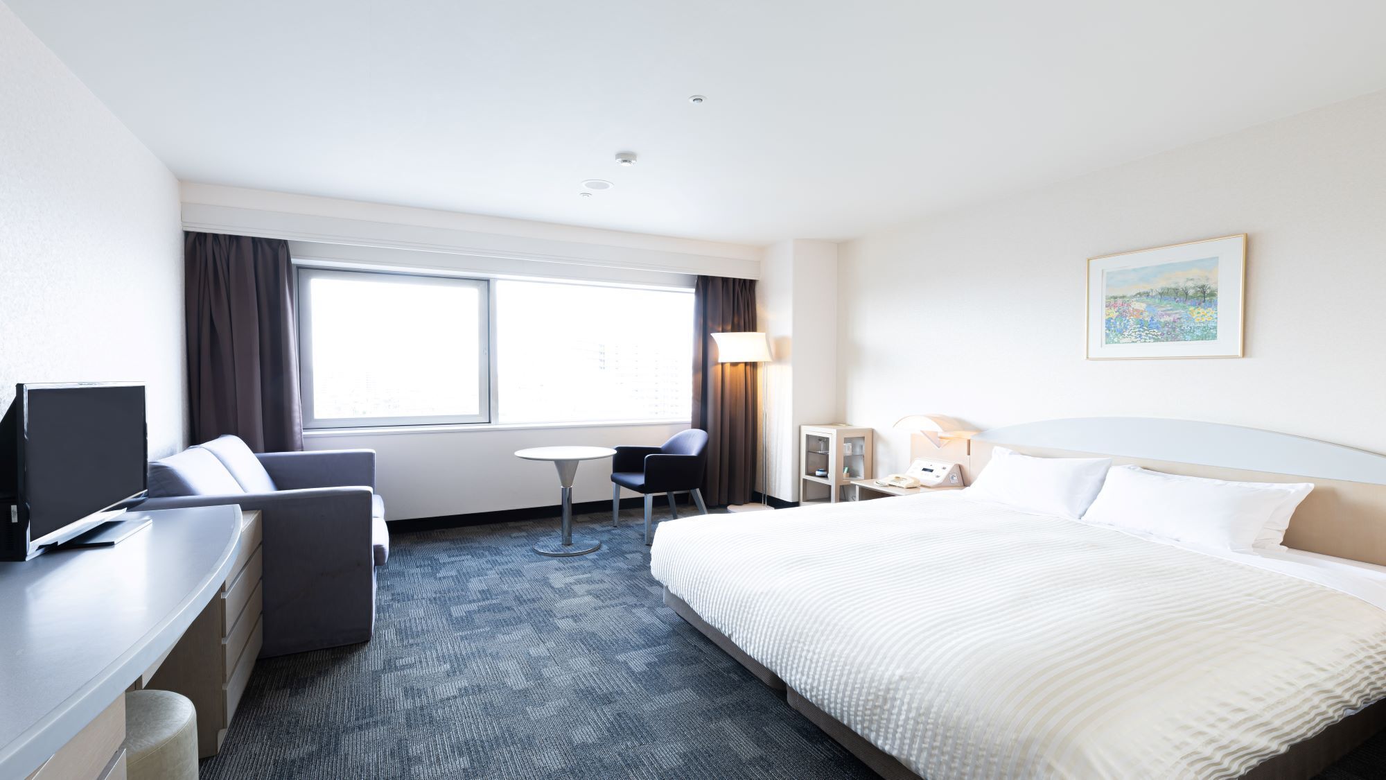 Premium bedding, in-room safe, desk, free WiFi