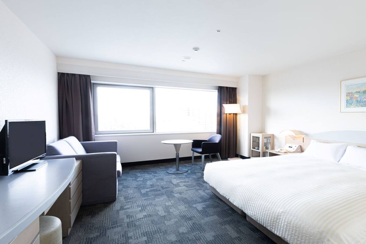Premium bedding, in-room safe, desk, WiFi (free)