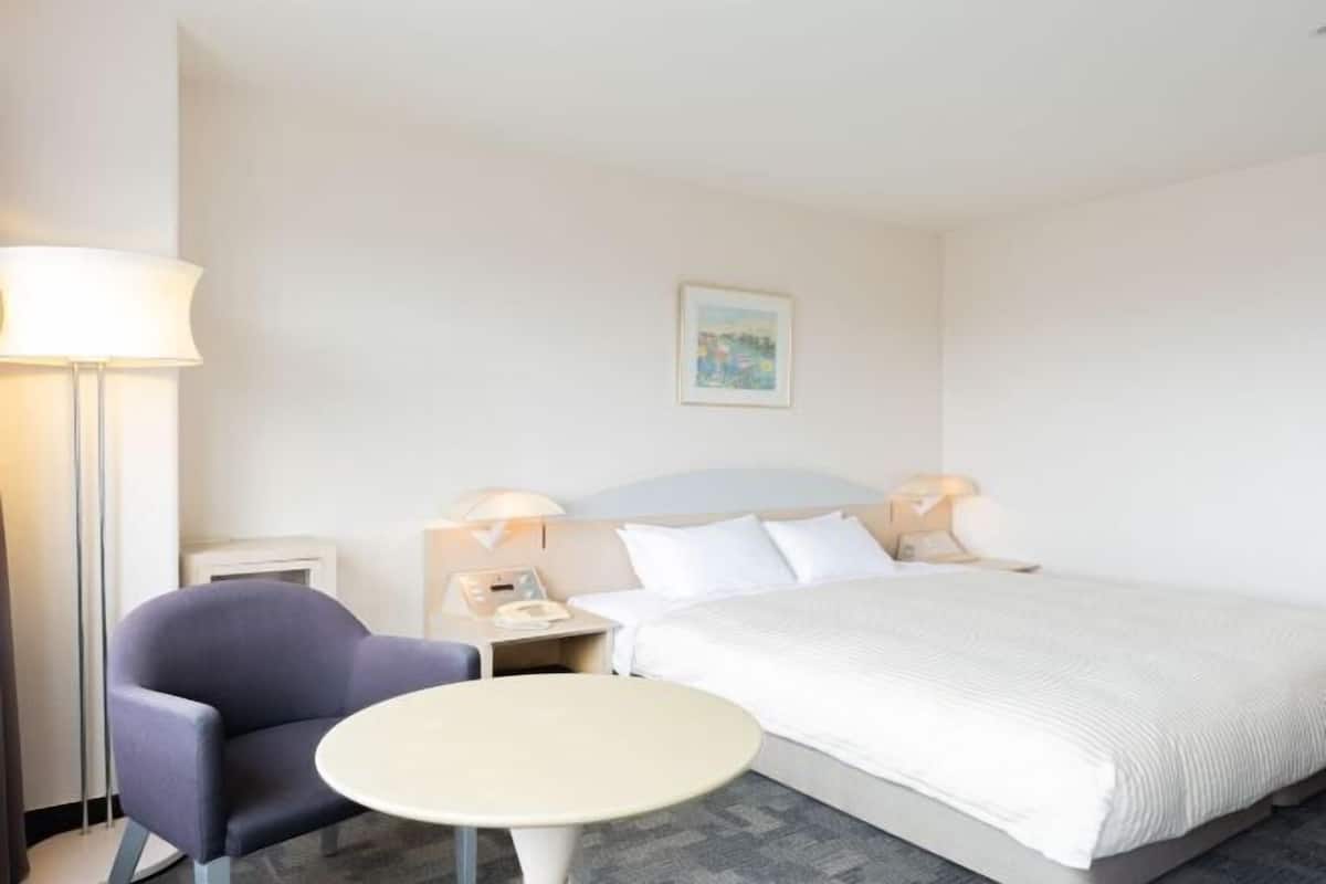 Premium bedding, in-room safe, desk, free WiFi