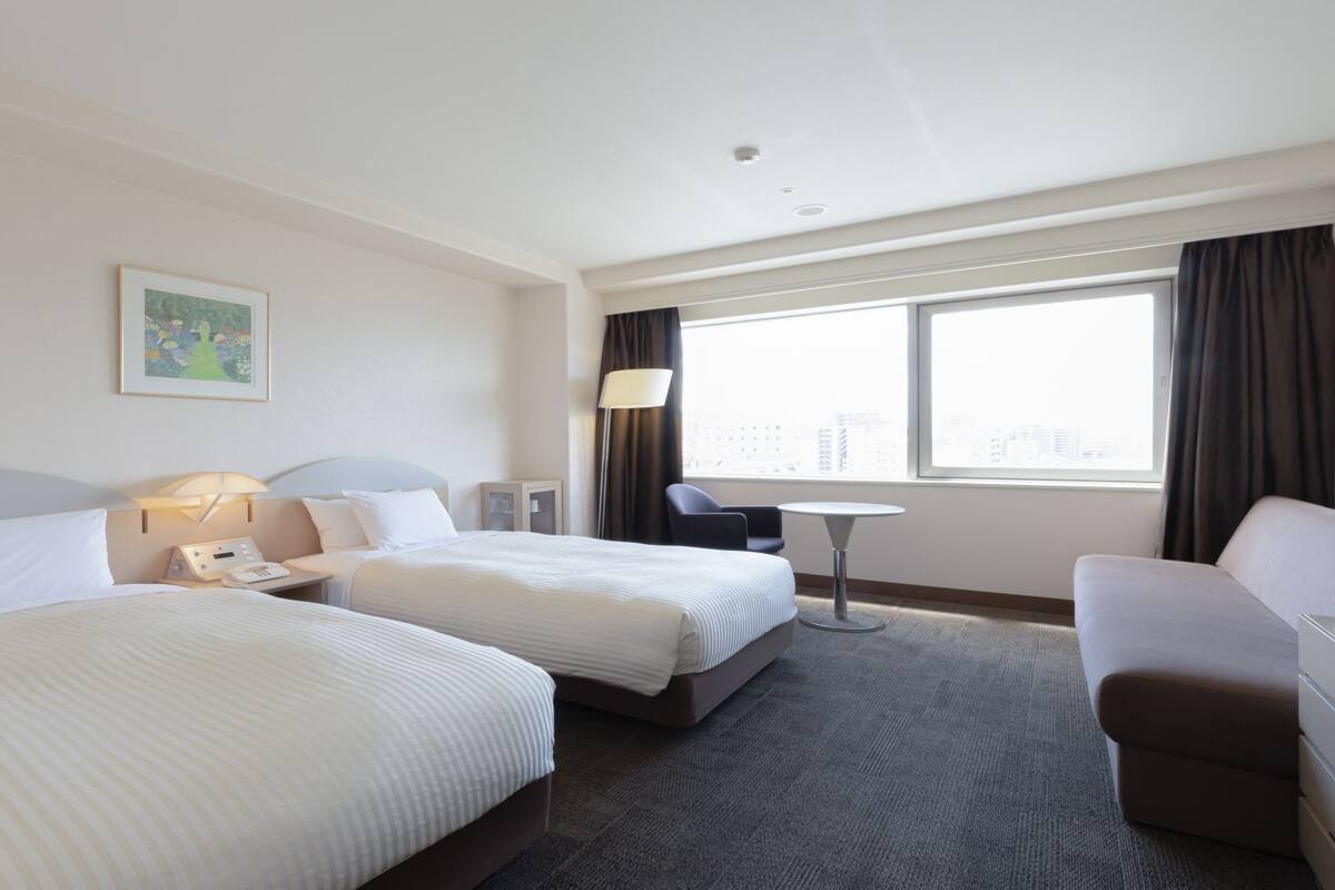 Premium bedding, in-room safe, desk, free WiFi