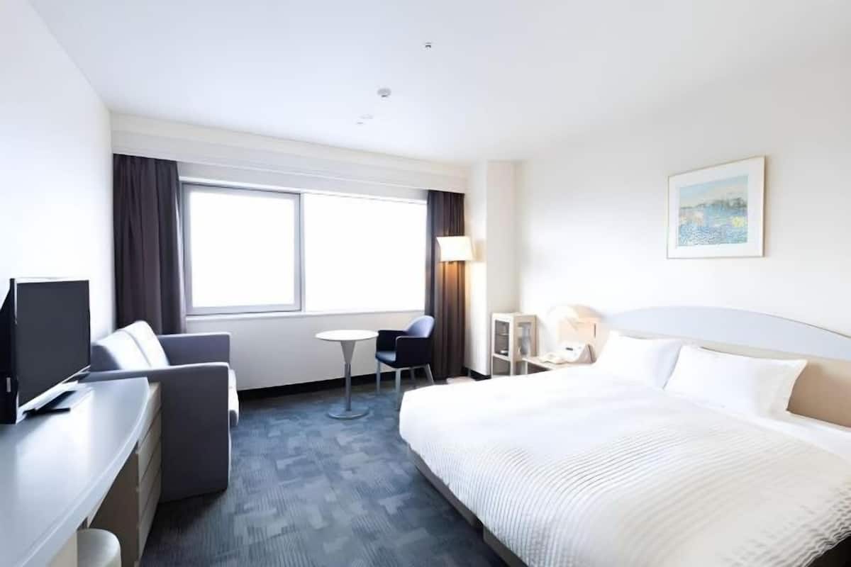 Premium bedding, in-room safe, desk, free WiFi