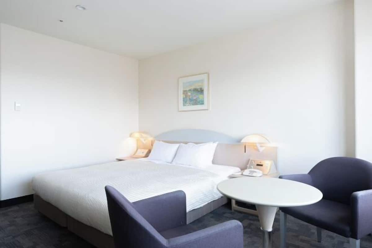 Premium bedding, in-room safe, desk, free WiFi