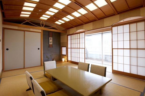 Premium bedding, in-room safe, desk, free WiFi