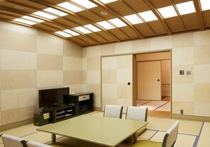 Premium bedding, in-room safe, desk, free WiFi