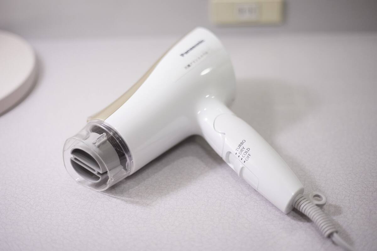 combined shower/bathtub, free toiletries, hair dryer, slippers