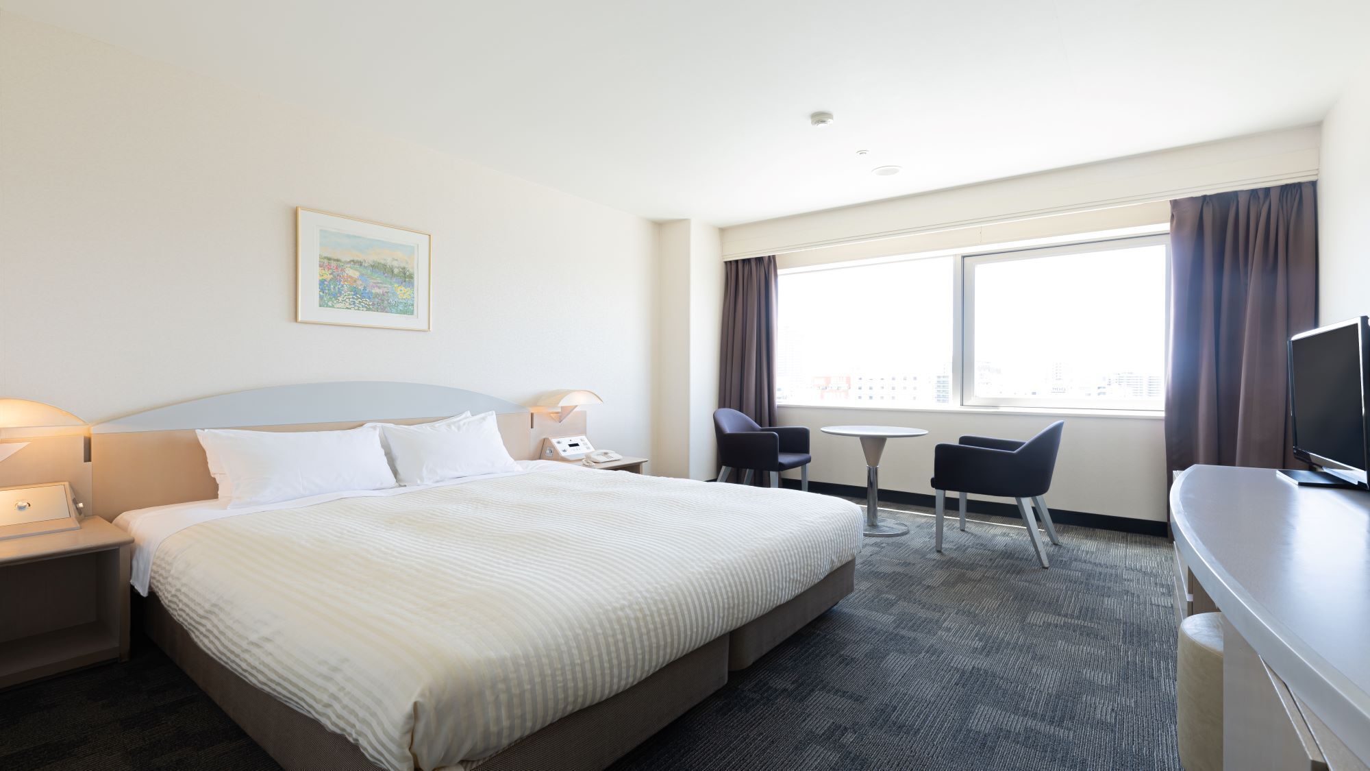 Premium bedding, in-room safe, desk, free WiFi