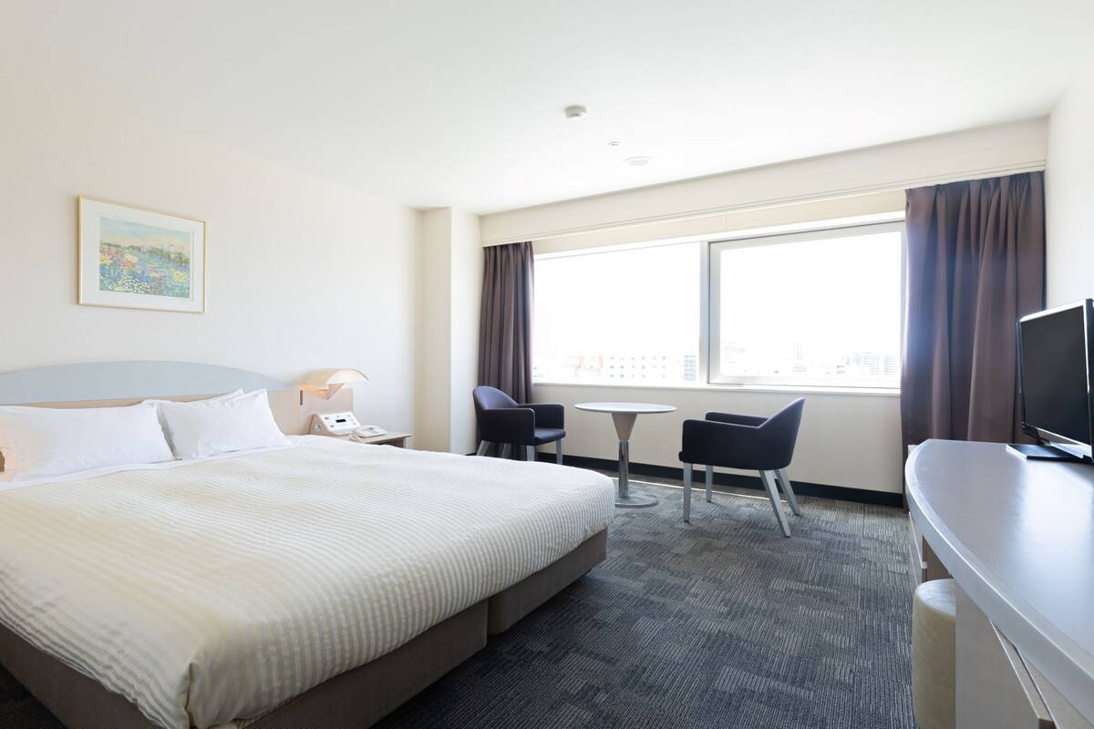 Premium bedding, in-room safe, desk, WiFi (free)