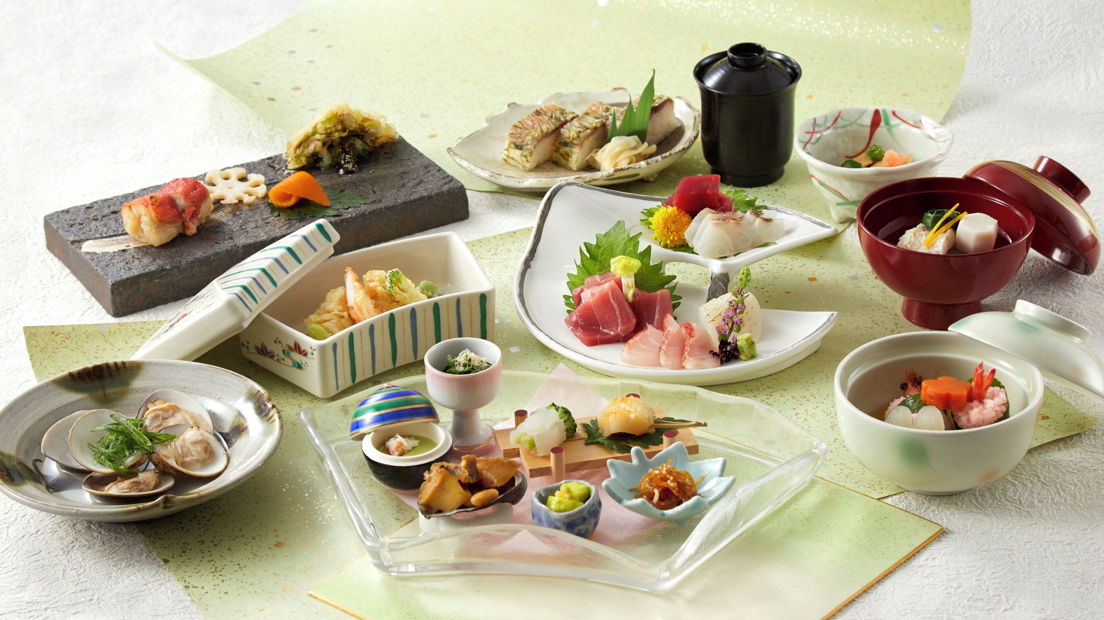 Diversos platos de comida japonesa sobre una mesa.