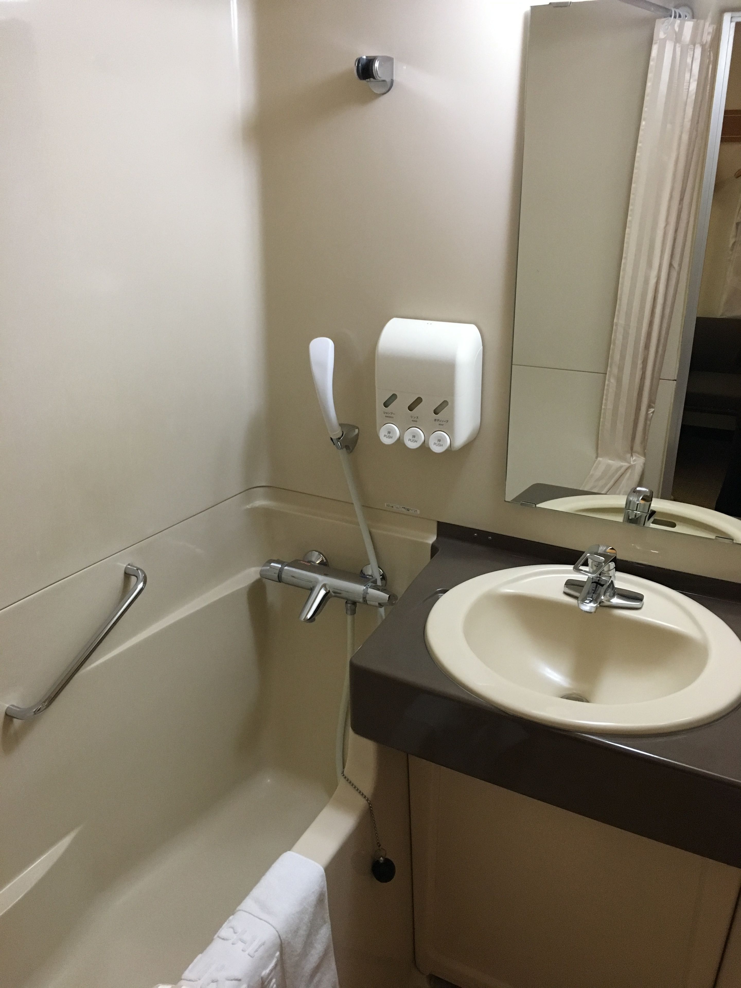 combined shower/bathtub, deep-soaking bathtub, free toiletries