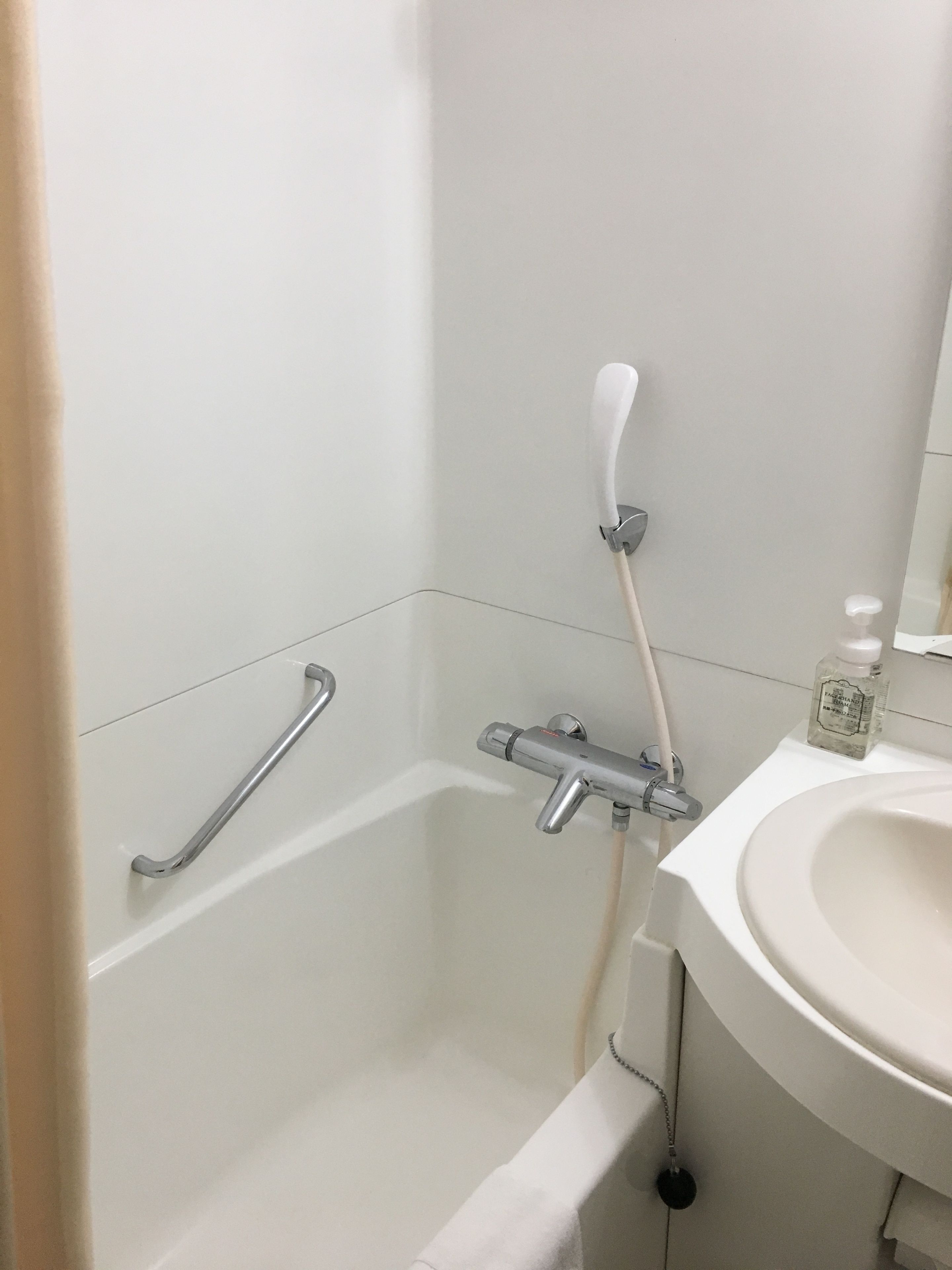 combined shower/bathtub, deep-soaking bathtub, free toiletries