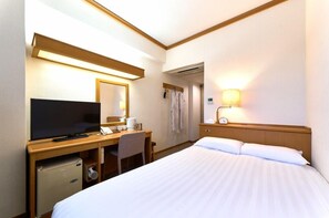 Escrivaninha, cortinas blackout, roupa de cama