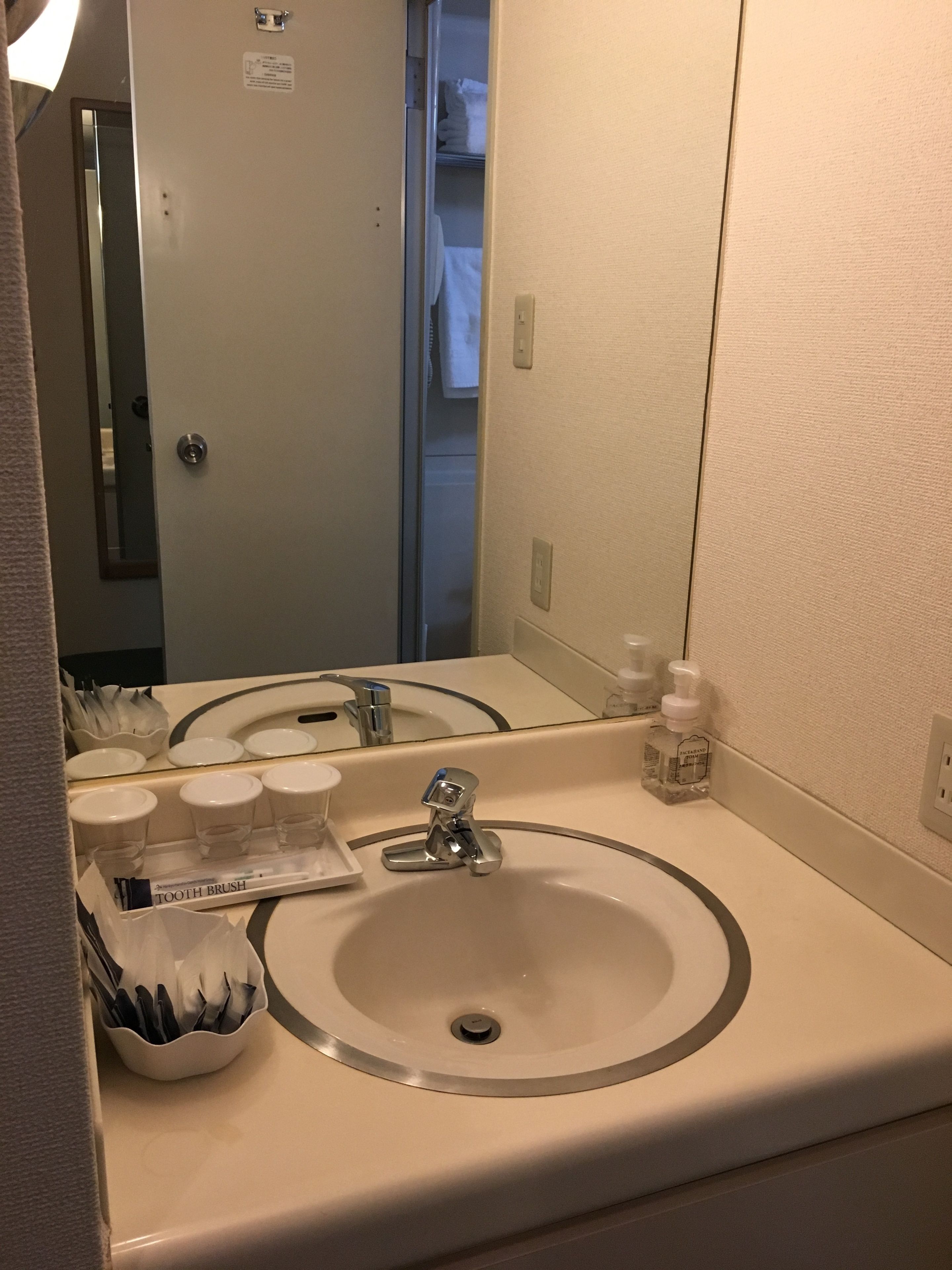 combined shower/bathtub, deep-soaking bathtub, free toiletries