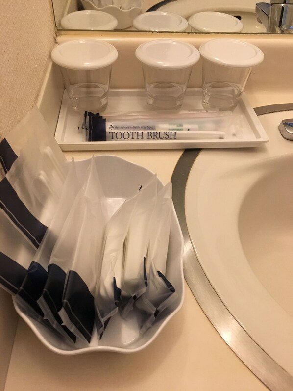 Combined shower/tub, deep soaking tub, free toiletries, hair dryer
