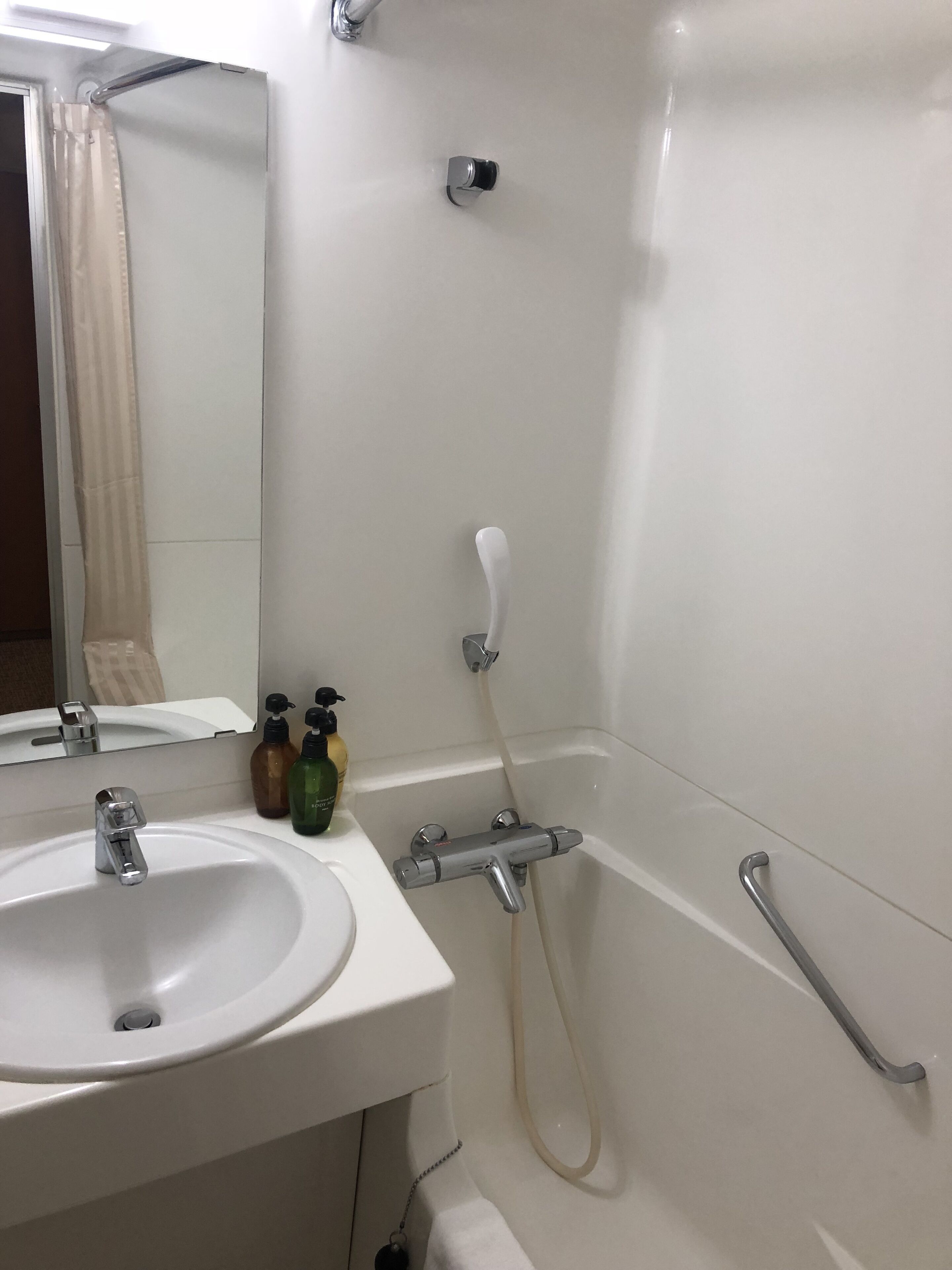 executive twin room, non smoking | bathroom | combined shower/bathtub, deep-soaking bathtub, free toiletries