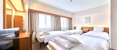Chambre Quadruple, non-fumeurs (with Four beds) | Bureau, rideaux occultants, draps fournis