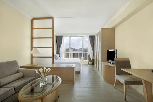 Deluxe Room | Peralatan tempat tidur premium, peti besi dalam bilik, meja