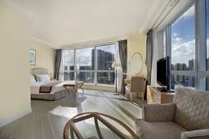 Junior suite | Luxe beddengoed, een kluis op de kamer, een bureau