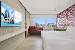 Minibar, in-room safe, desk, blackout curtains - Harbour Plaza North Point (Hong Kong)