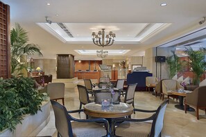 Bar-salon dans le hall
