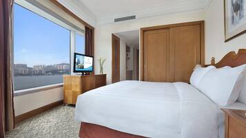 Superior Side Harbour View Room | Minibar, in-room safe, desk, blackout drapes
