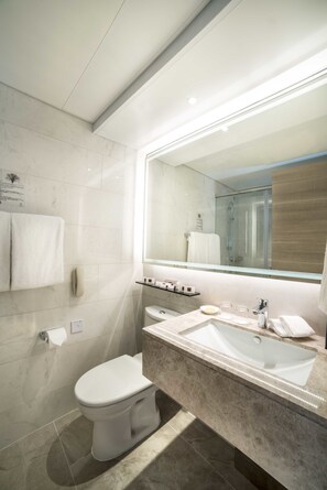 Secador de pelo, zapatillas, toallas y champú