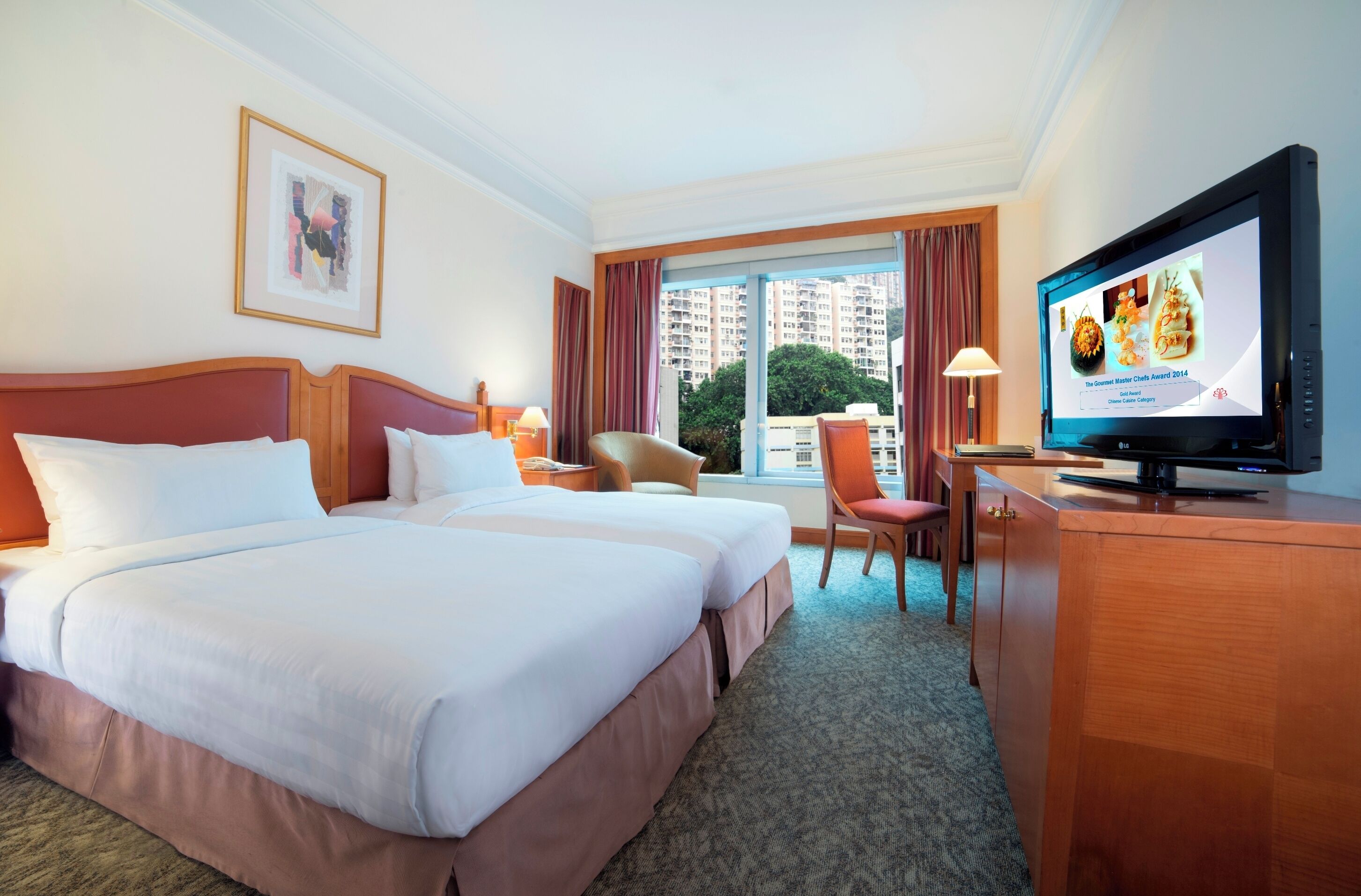 มินิบาร์, ตู้นิรภัยในห้องพัก, โต๊ะทำงาน, ผ้าม่านกันแสง