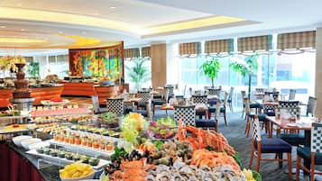 بوفيه فطور يوميًا بتكلفة قدرها (198 HKD للشخص)