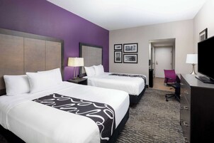 Colchones con acolchado adicional, caja fuerte, escritorio