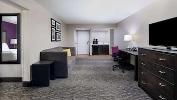 Executive Room, 1 King Bed, Non Smoking | Pillowtop beds, in-room safe, desk, laptop workspace