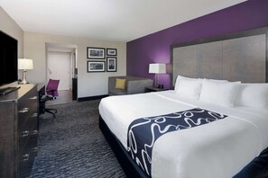 Senger med overmadrass, safe på rommet og skrivebord